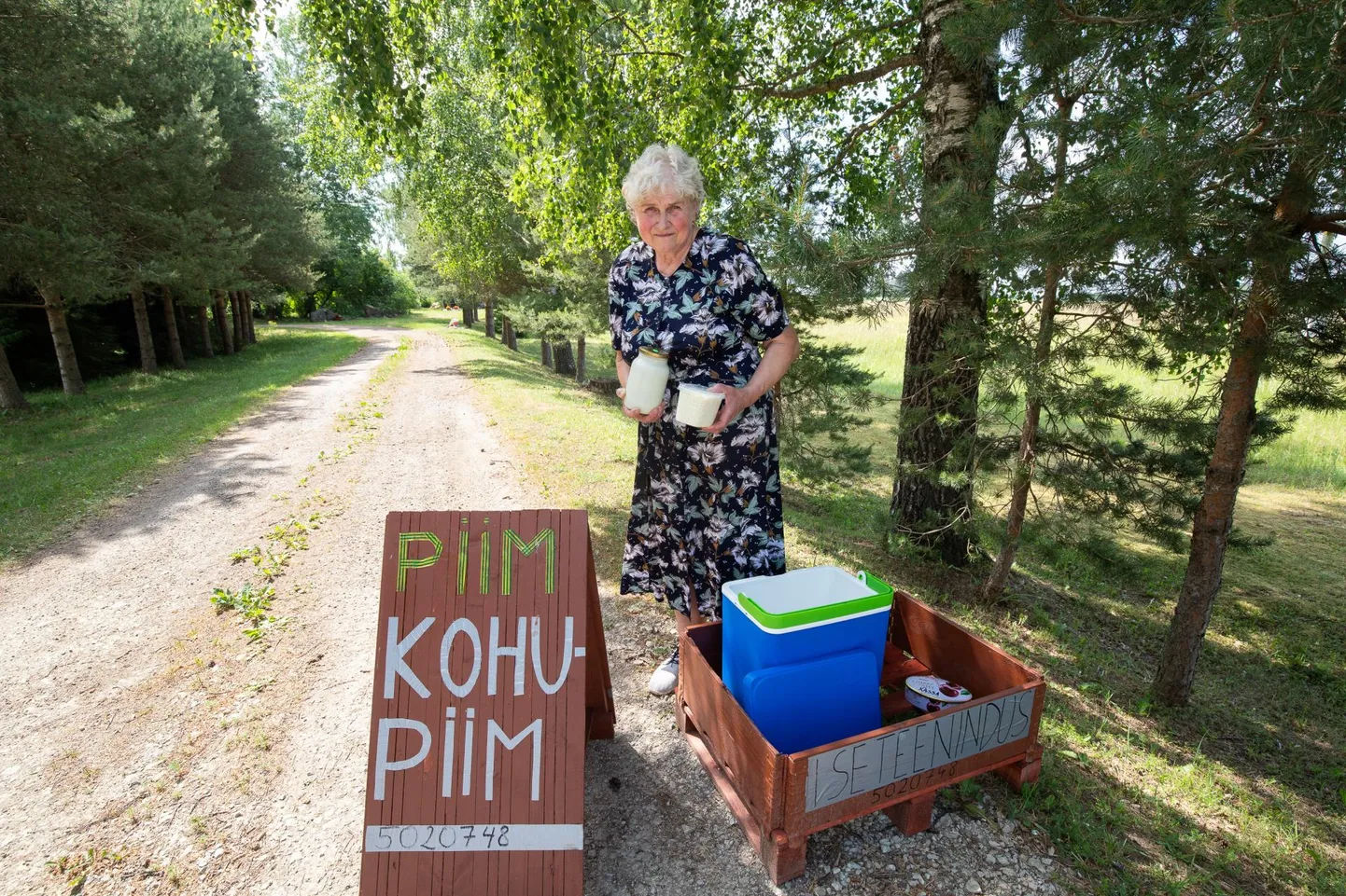 Uue Ööbiku talu perenaine Silva Margat ootab huvilisi lehmapiima ja kohupiima proovima.
