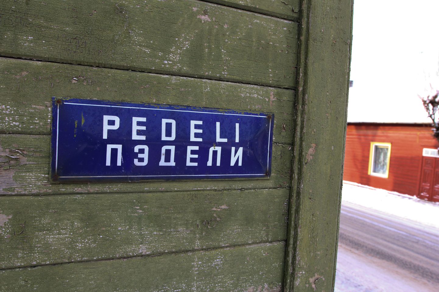 Kakskeelne tänavasilt Pedeli ja J.Kuperjanovi tänavanurgal.