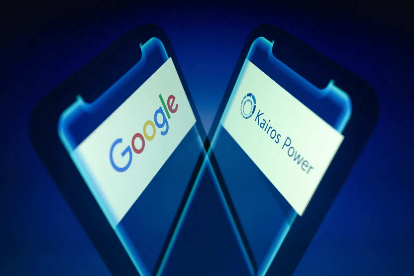 Google'i ja Kairos Poweri logo nutitelefonide ekraanil.