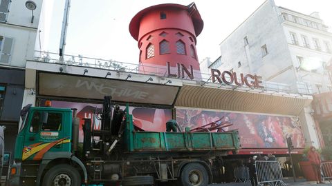 Pariisi kuulsa Moulin Rouge'i tiivad kukkusid alla