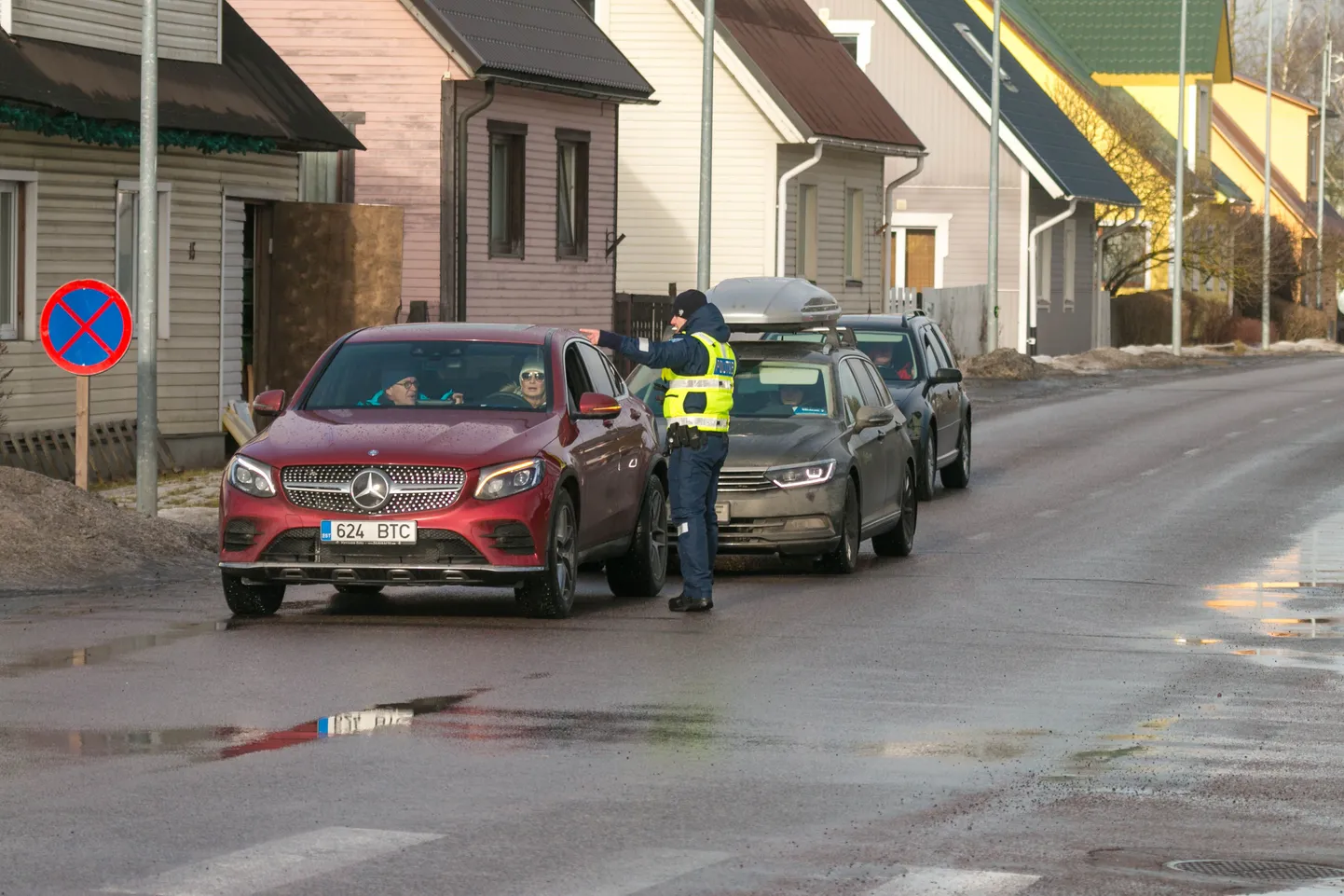 Politseinik laupäeval Otepääl tööülesandeid täitmas. Foto on illustratiivne, pildil olevad isikud pole ühegi rikkumisega seotud.