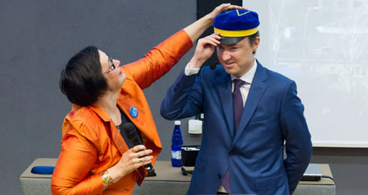 Viimaseid nädalaid TÜ Narva kolledži direktoriks olev Katri Raik kinkis peaministrina uut ametiaega alustanud Taavi Rõivasele kolledži tekli. "Peaminister käis siin eelmisel kevadel ja me rääkisime infotehnoloogia eriala avamisest Narvas. See sai aastaga teoks. Need mehed, kes peavad oma sõna, on alati kõrges hinnas. Meil ei ole hinnalisemat kingitust kui tekkel."