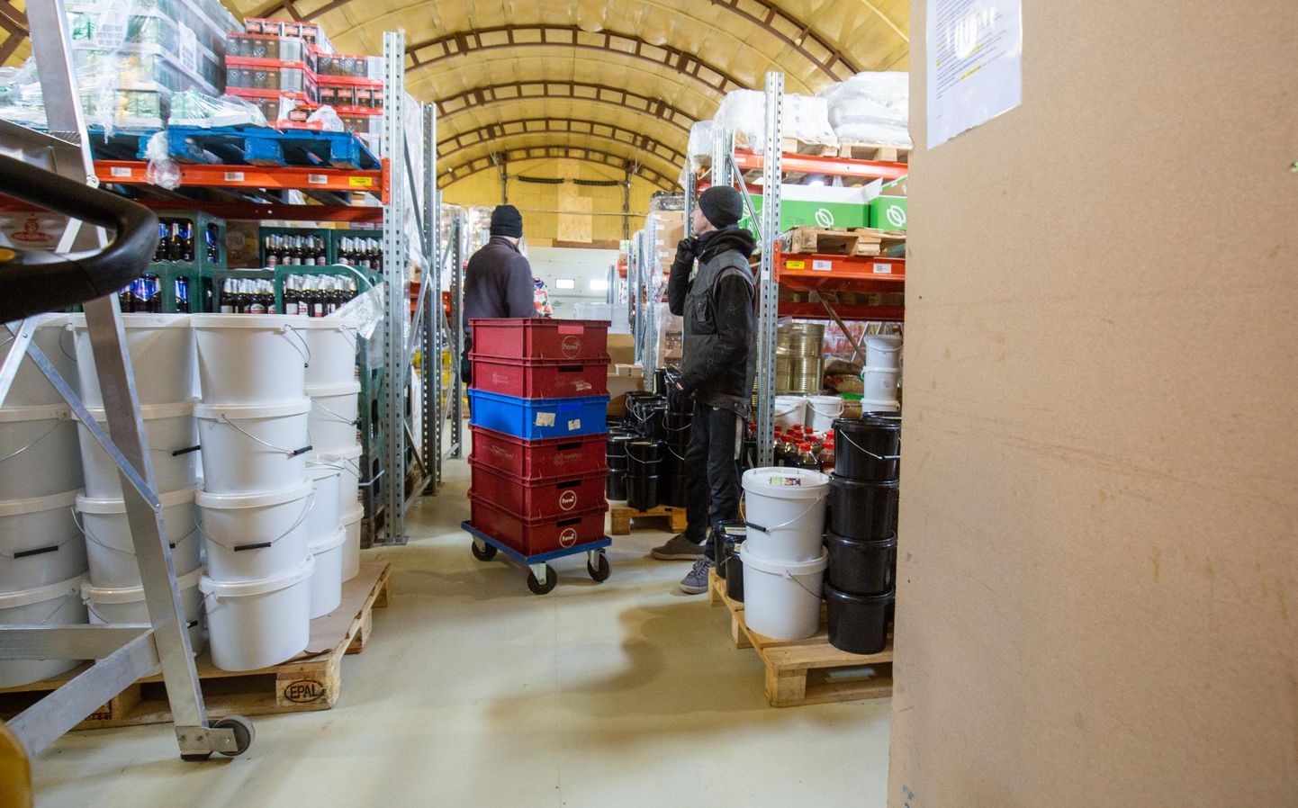 Üks, kes Viljandis ja ka maakonnas kulleriga toitu veab, on kohalik hulgimüügiettevõte Mones & Tuur. Pildil selle töötajad Rain Alasi ja Valdur Joosep.