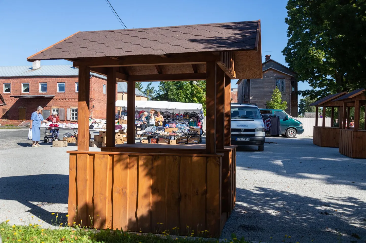Kolmapäeva ennelõunal kaubeldi Abja turuplatsil rõivastega, mis olid laotud müüja enda püstitatud lettidele. Kauplejatele mõeldud turukioskid seisid tühjana.