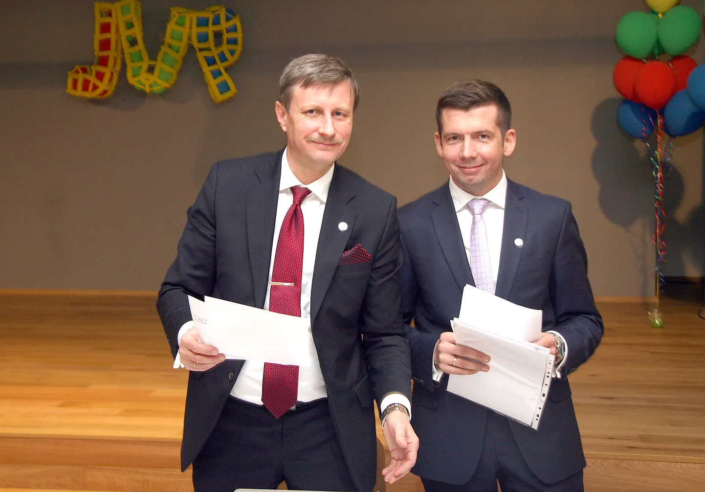 Jõhvi eelmine vallavanem Martin Repinski algatas Jõhvi volikogu esimehe Eduard Easti ja vallavalitsuse ametist tagandamise, kuid peatas mõned päevad enne hääletust ise oma saadikuvolitused.