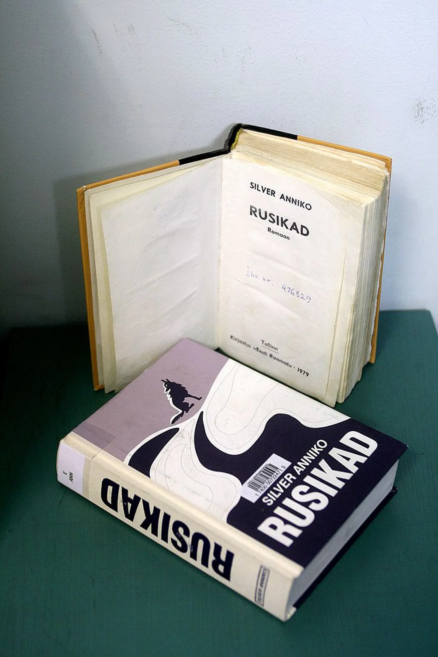 Silver Anniko romaani «Rusikad» esimene väljaanne aastast 1979 on korralikult varustatud kõigi vajalike andmetega. Kaks kuud tagasi, novembris 2009 ilmunud väljaandes ei ole ei kirjastaja ega trükikoja kohta kirjas sõnagi.