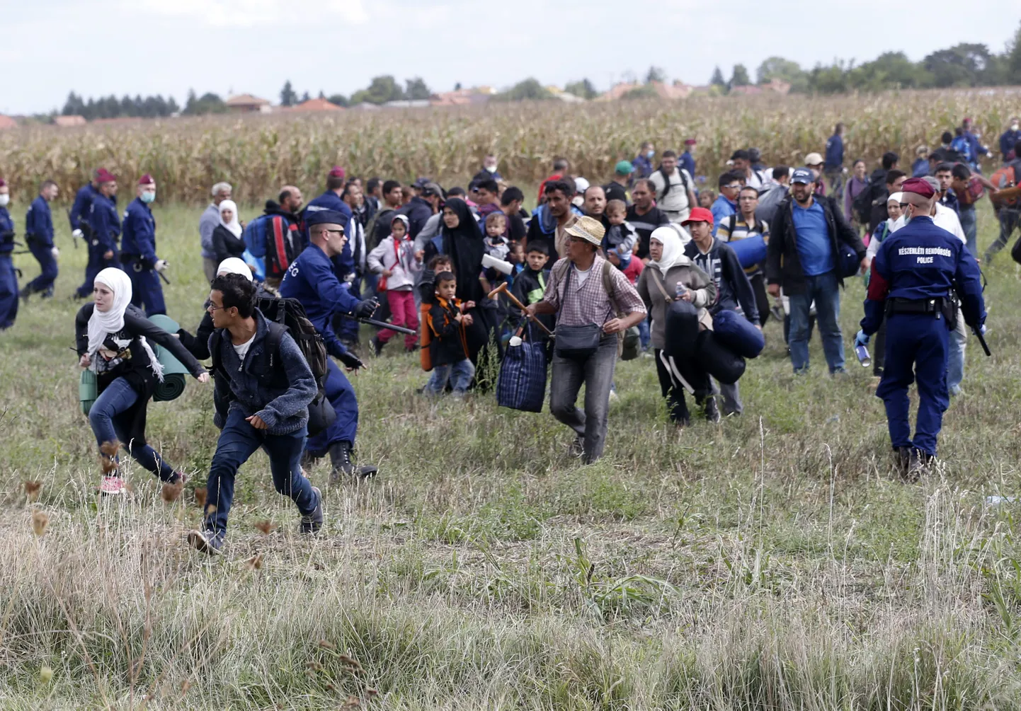Migrandid Ungari Roszke põgenikekeskuse juures.