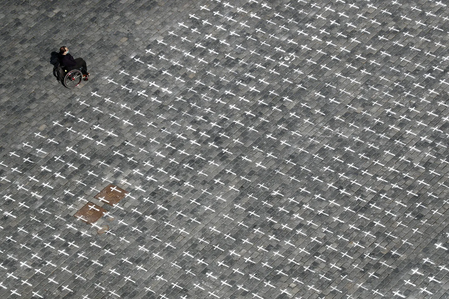 Praha vanalinna väljakule maalitud ristid koroonaviiruse tõttu surnud rohkem kui 25 000 inimese mälestuseks.