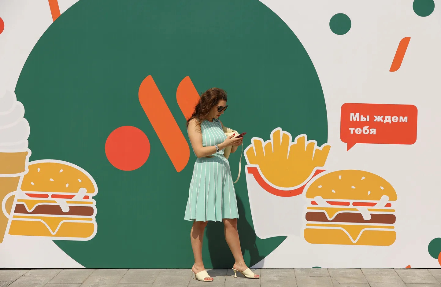 Naine endise McDonald'si restorani ees Moskvas 12. juunil 2022.