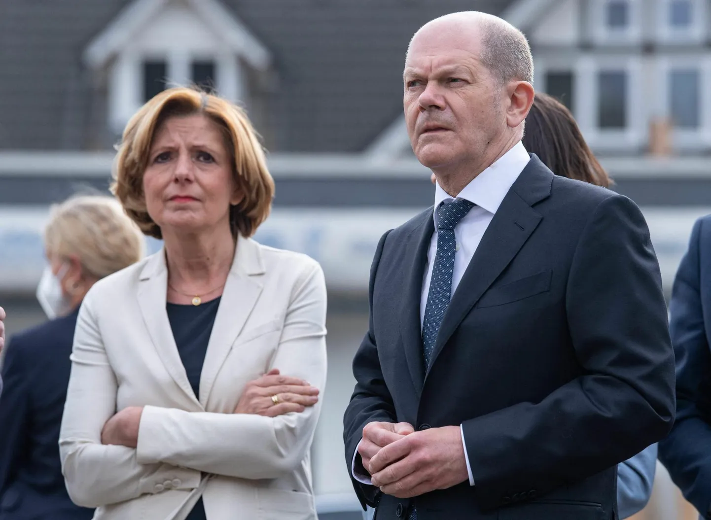 Rheinland-Pfalzi liidumaa sotsiaaldemokraadist peaminister Malu Dreyer (vasakul) võõrustas märtsi lõpus Saksamaa kantslerit, enda parteikaaslast Olaf Scholzi Bad Münstereifelis, mis sai rängalt kannatada mullusuvistes tulvades. Dreyeri sõnul on Saksamaa näidanud end Ukraina sõja ajal ELis ja NATOs usaldusväärse partnerina.