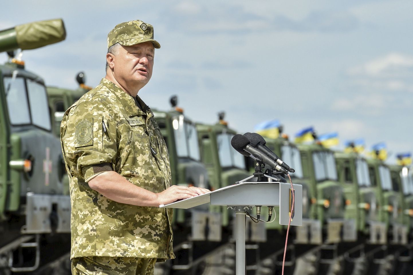 Ukraina president Petro Porošenko kõnelemas pidulikul tseremoonial, kus relvajõududele anti üle uus tehnika.
