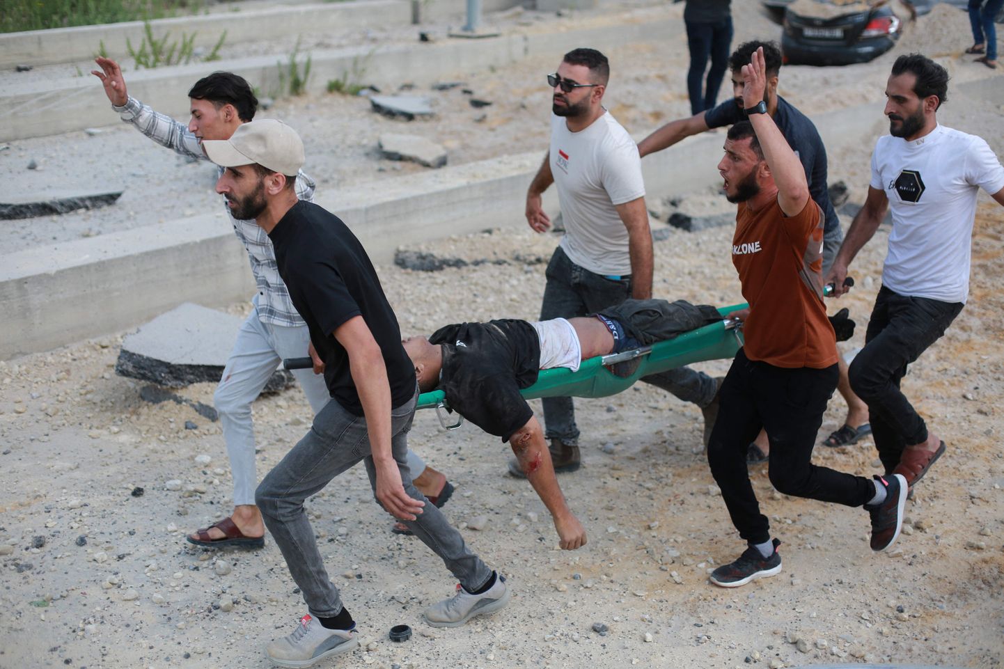 Palestiinlased kannavad haavatud kaaslast Gaza sektoris laupäeval pärast Iisraeli vastulööki.