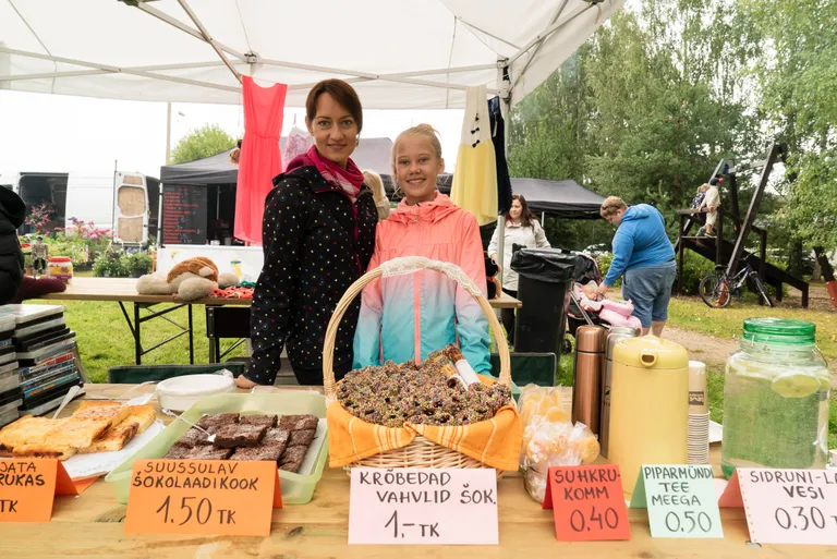 Reilika Lall koos tütre Ketriiniga ning hea ja paremaga, mida nad on eile päeval kella kolmest saadik valmistanud, et laadaliste ees uhke olla.