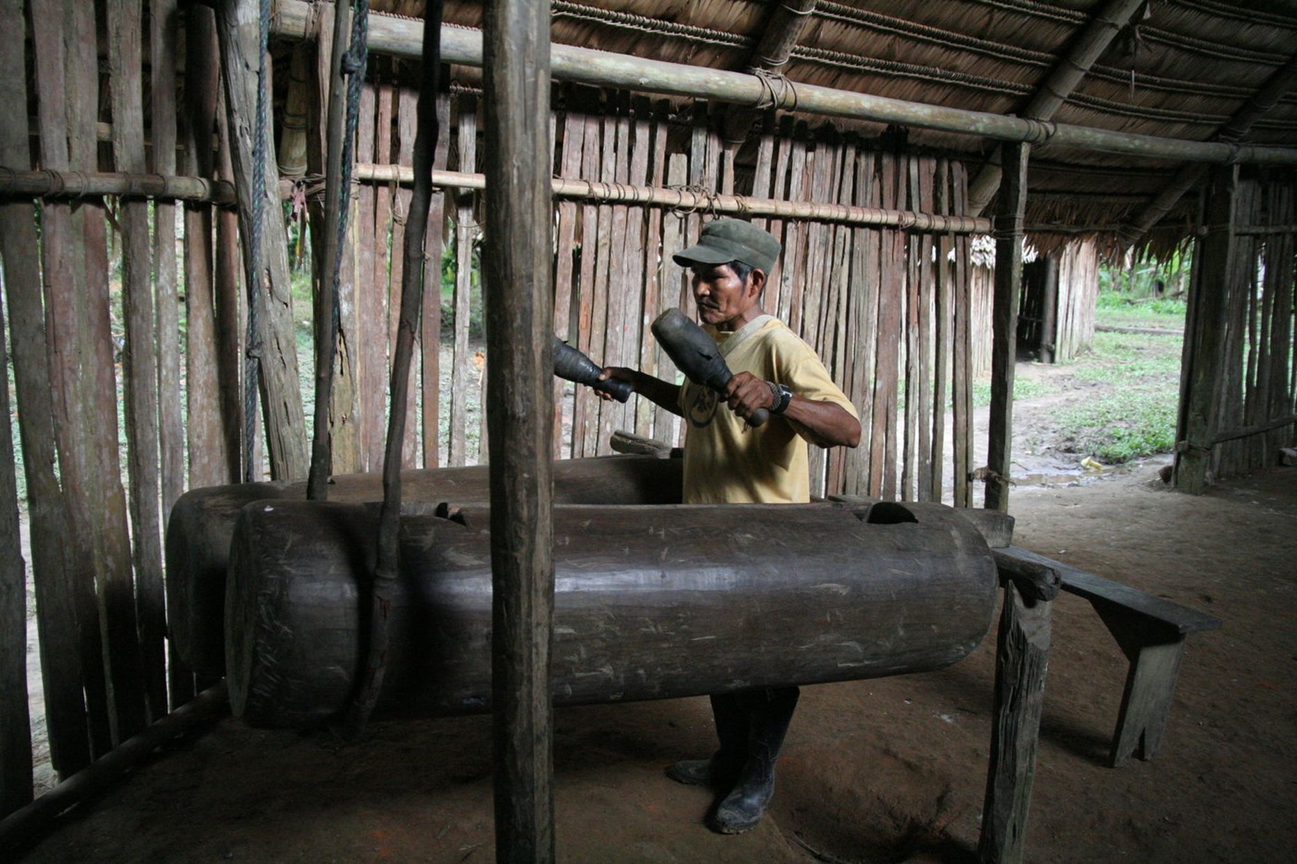Bora hõimu liige mängimas traditsioonilist Manguare trummi.