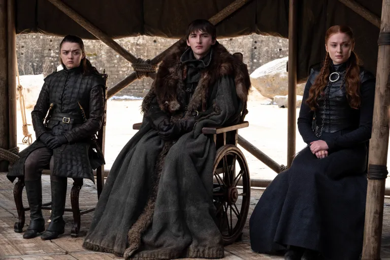 Kaader «Troonide mängu» finaalosast. Vasakult: Maisie Williams (Arya Stark), Isaac Hempstead Wright (Bran Stark) ja Sophie Turner (Sansa Stark)