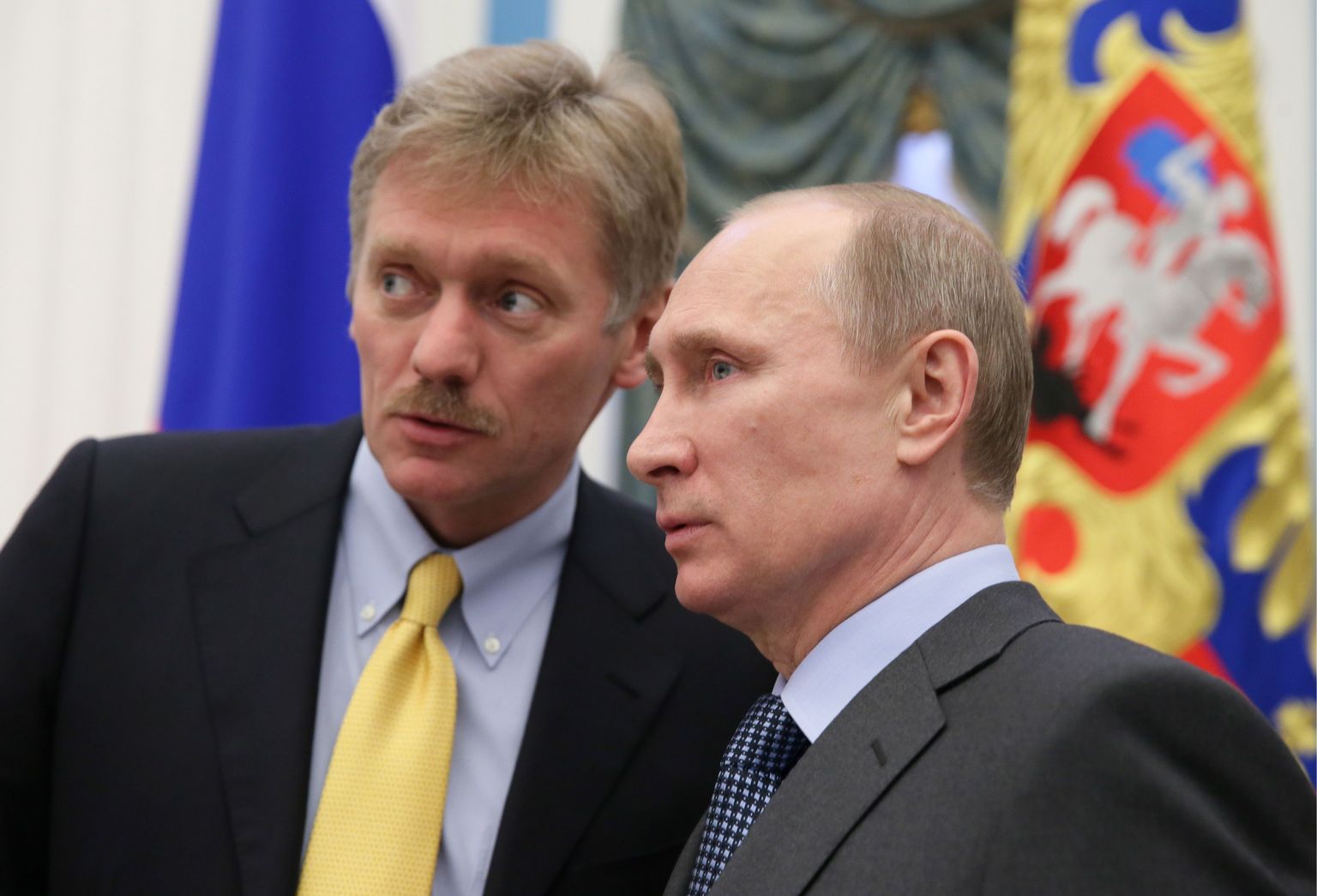 Дмитрий Песков (слева) и Владимир Путин.