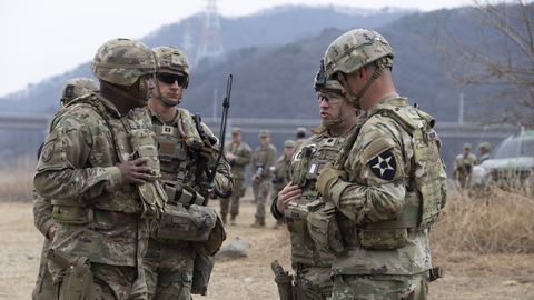 ASV apsver nosūtīt līdz 10 000 karavīru uz Tuvajiem Austrumiem, ziņo mediji