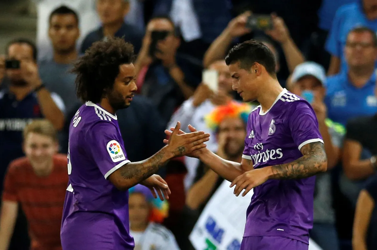 Marcelo (vasakul) ja James Rodriguez väravat tähistamas.