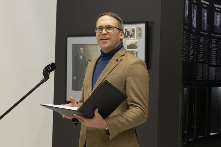Gustava Zemgala mazmazdēls Mārtiņš Andersons dāvinājuma nodošanas brīdī Latvijas Nacionālajā vēstures muzejā 2021. gada 7. decembrī.