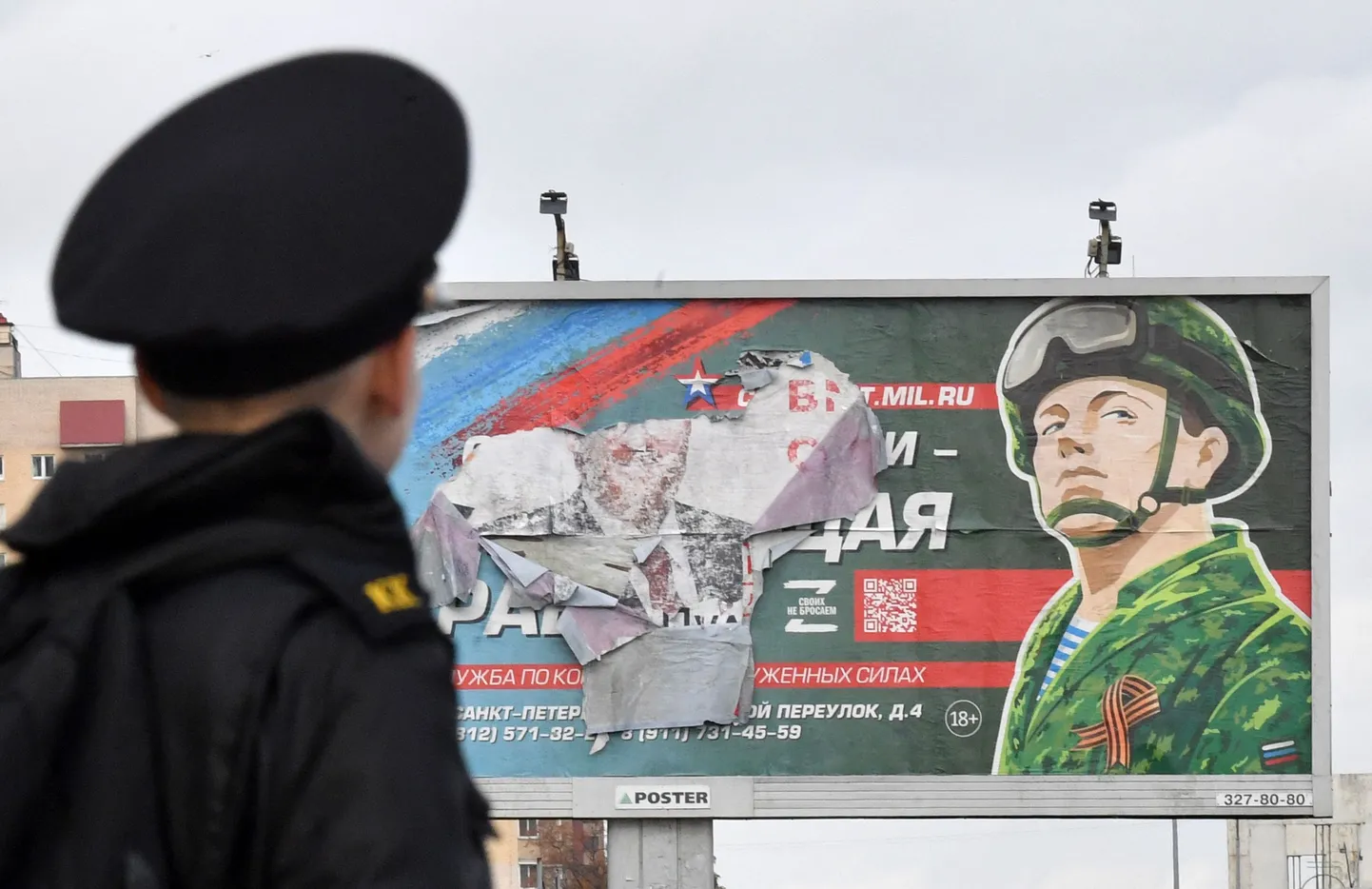 Peterburis aastal 2022 asunud reklaamplakat, mis kutsus venelasi sõtta.
