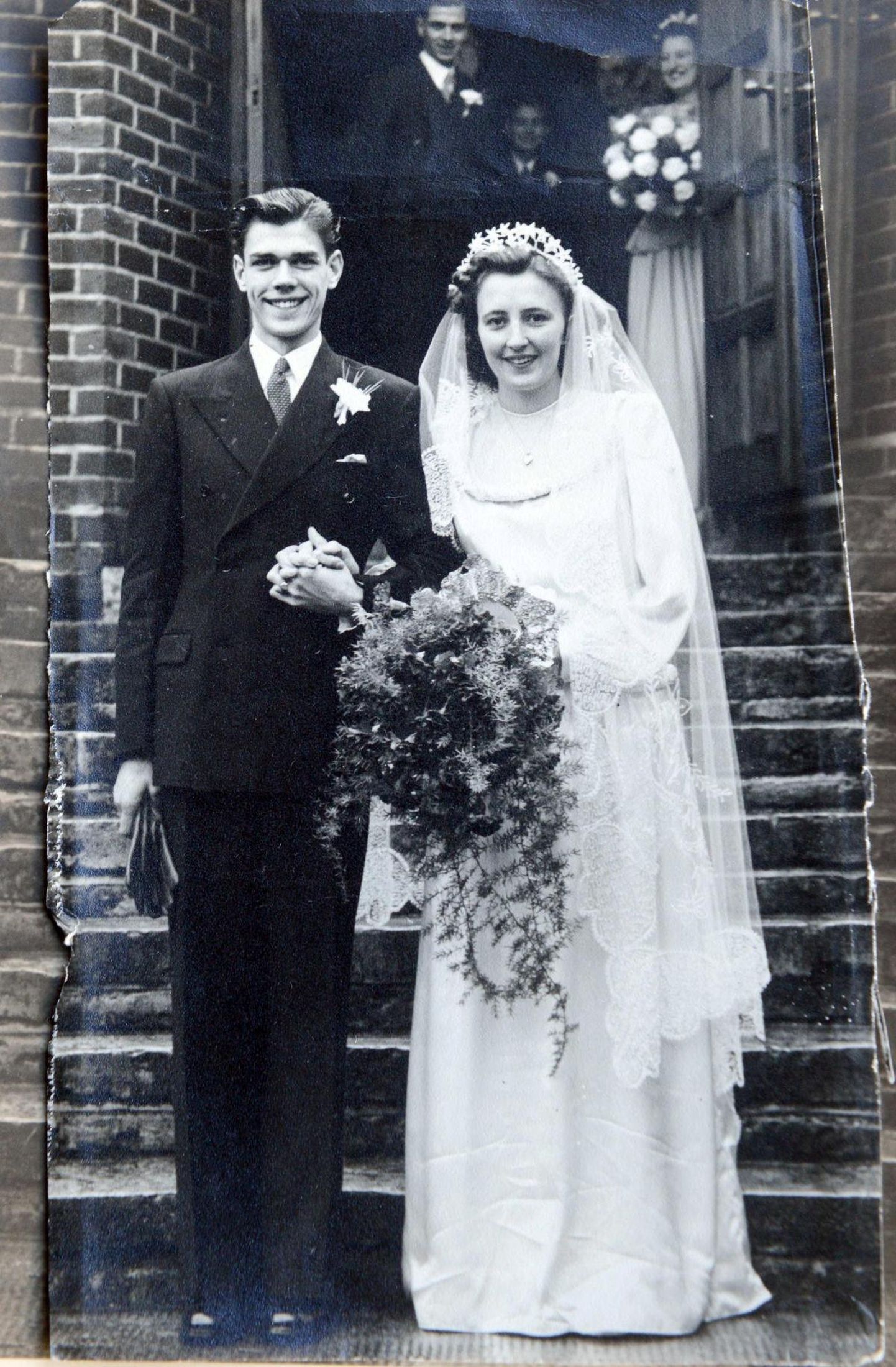 Bob ja Betty Smith oma pulmapäeval Püha Maarja kirikus Chippenhamis, Wiltsis, 22. oktoobril 1949.