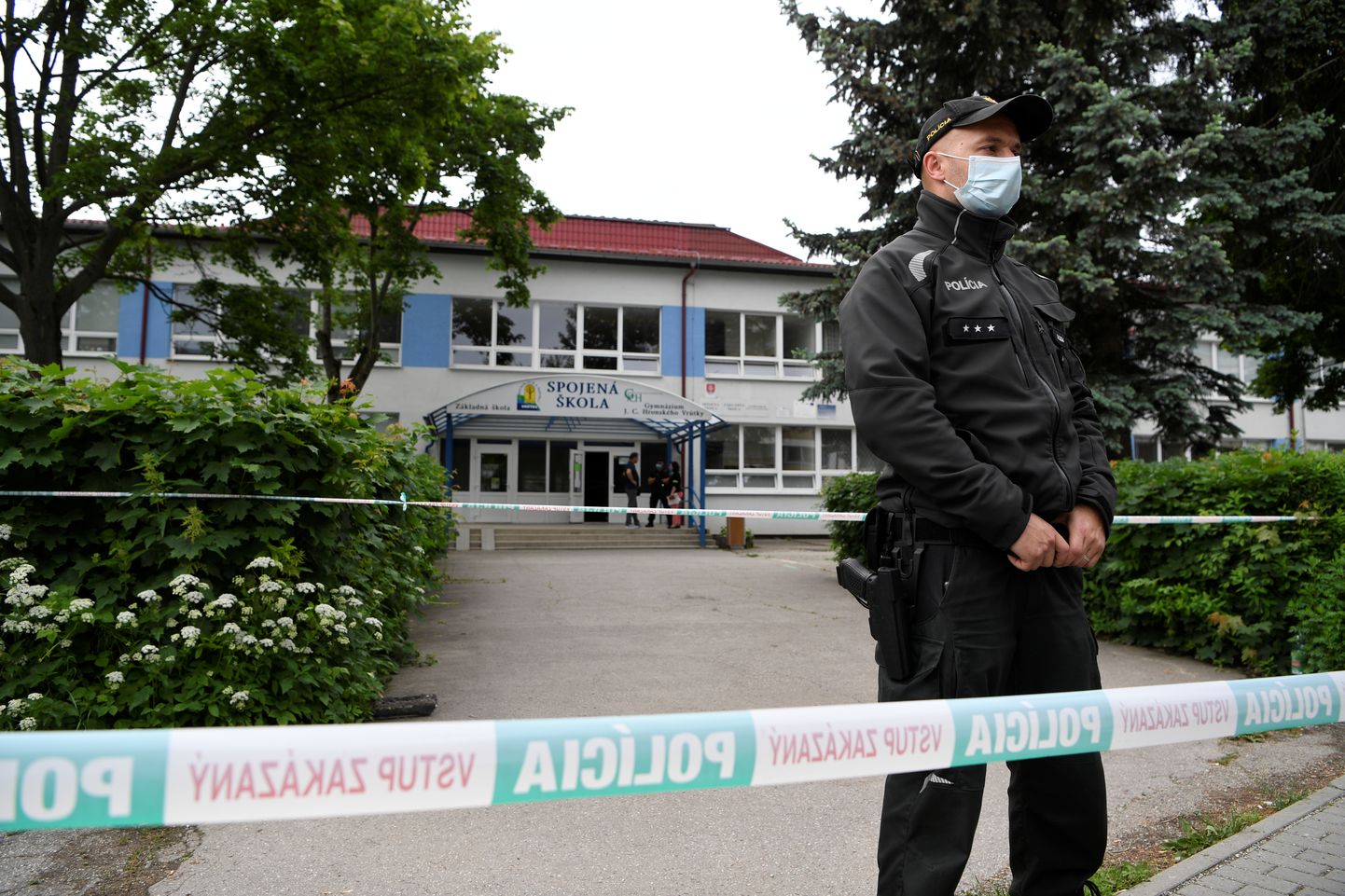 Slovakkia politseinik valvamas koolirünnaku toimumispaigal Vrútky linnas.