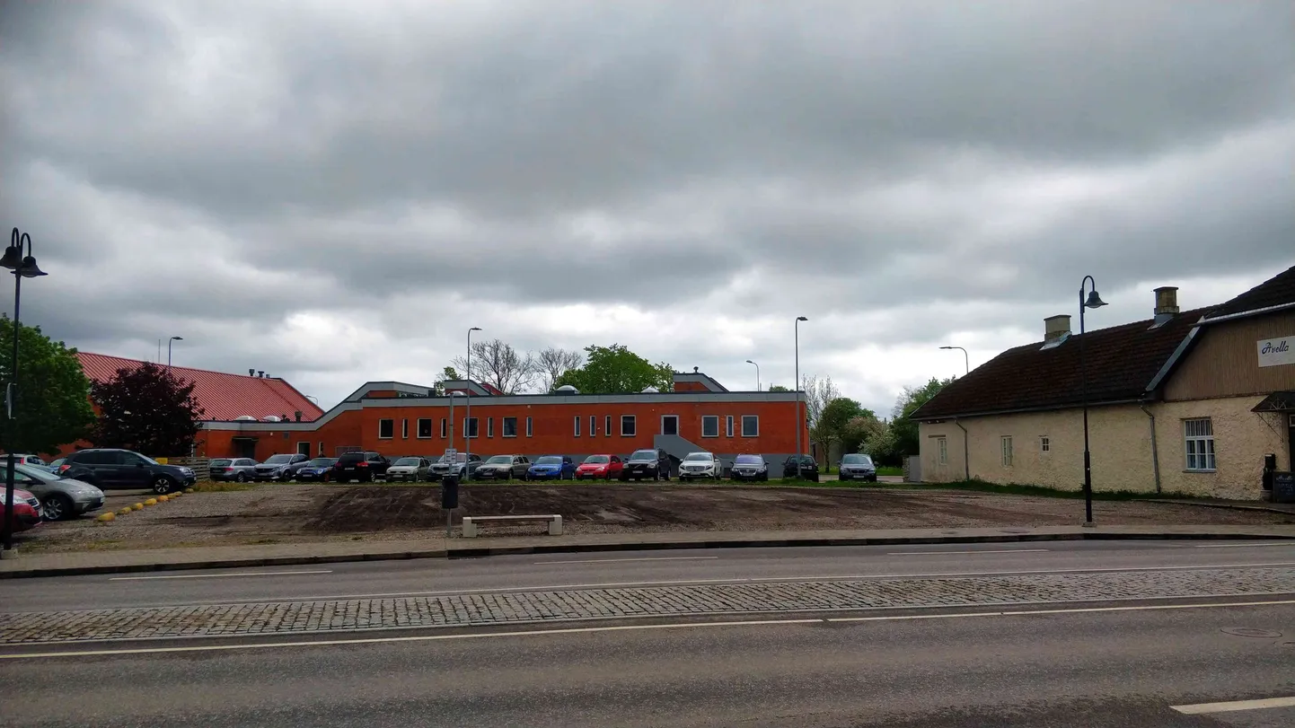 Kuressaares on (taas)avatud avalik parkla Tallinna tn 28.