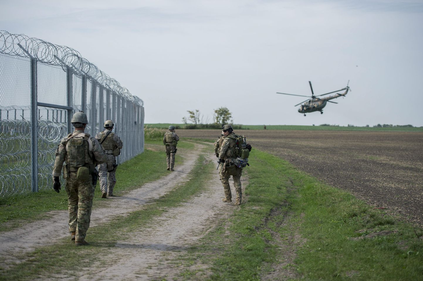 Ungari sõjaväelased Ungari-Serbia piirile ehitatud tara kõrval patrullimas. Pilt on illustratiivne