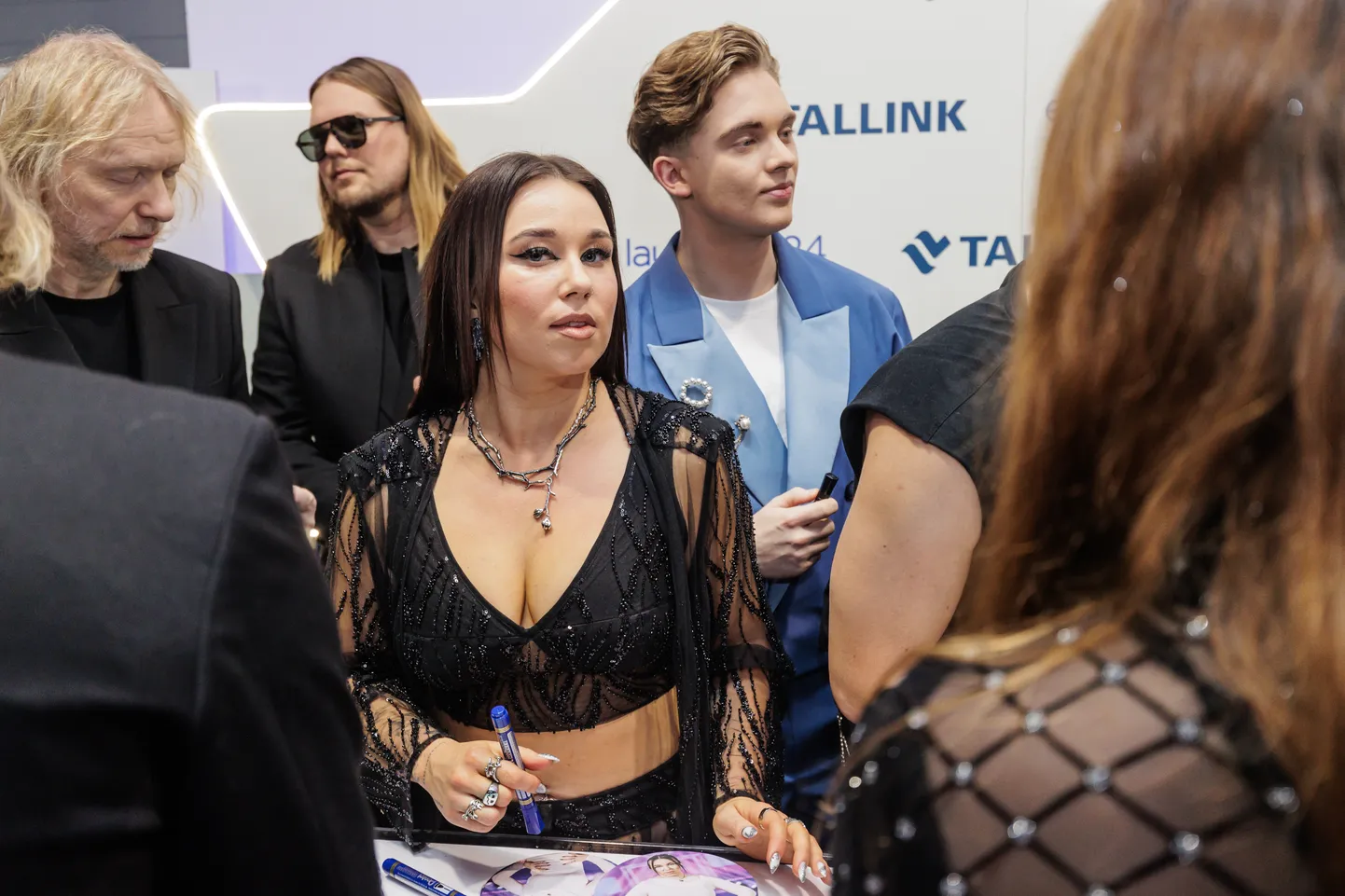 Eesti Laul 2024 poolfinaali autogrammisessioon. Esiplaanil lauljatar ja laulukirjutaja Cecilia-Martina Mägi.