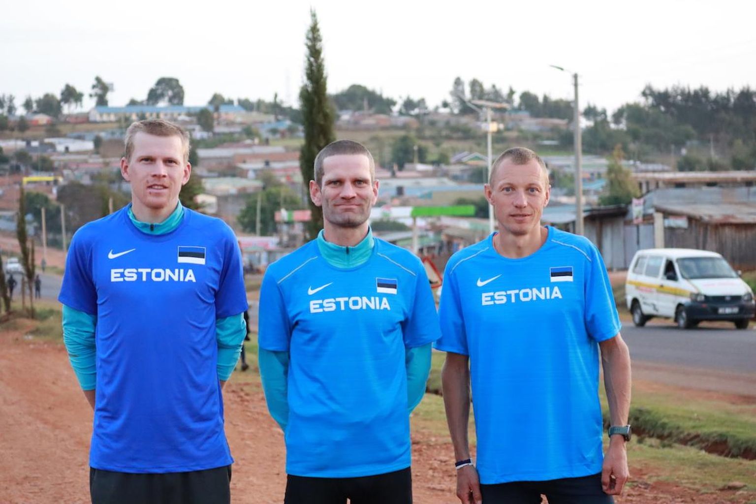 Eesti meeste maratonitiim koosseisus Kaur Kivistik (vasakult) Tiidrek Nurme ja Roman Fosti on medalijahiks valmis.