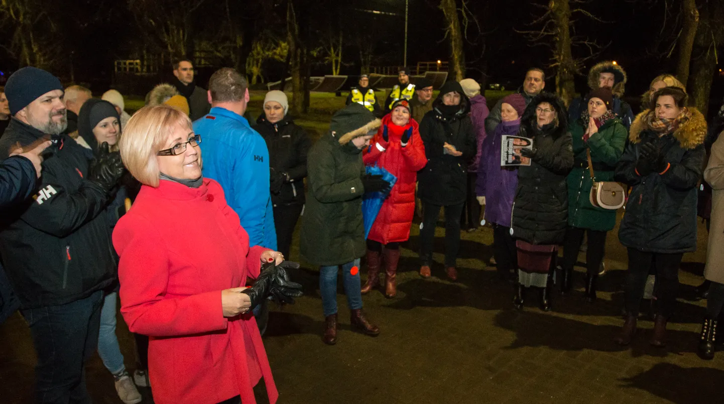 Uudis Kiviõli 1. keskkooli direktori Heidi Uustalu ametist vabastamise kohta tõi detsembris Lüganuse vallas kaasa suure pahameele- ja Uustalu toetamise laine.