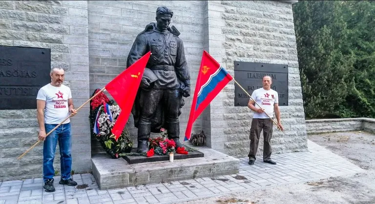 Сергей Чаулин (справа) около Бронзового солдата.