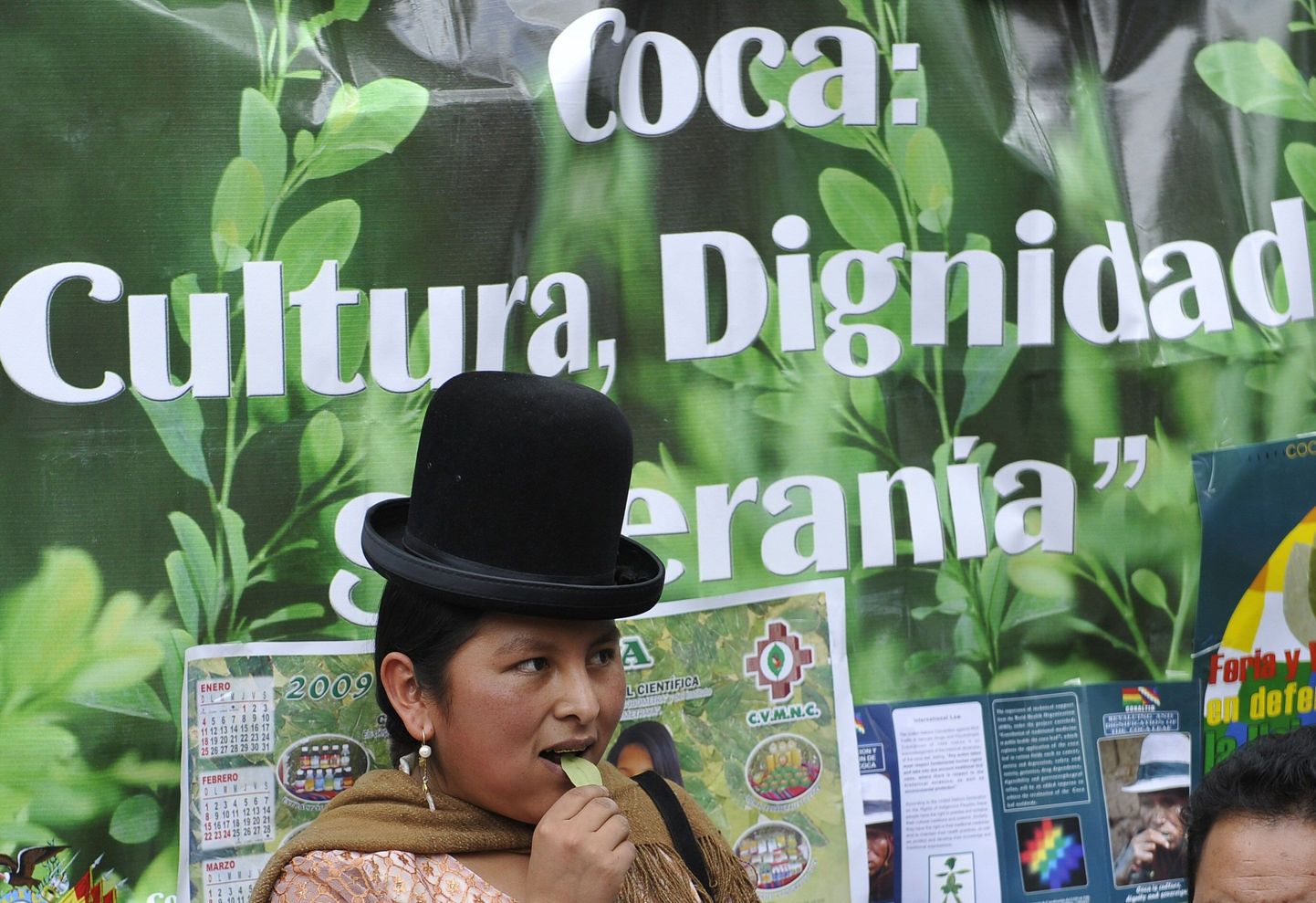 Aymaraa indiaanlaste hulka kuuluv naine kokalehti närimas