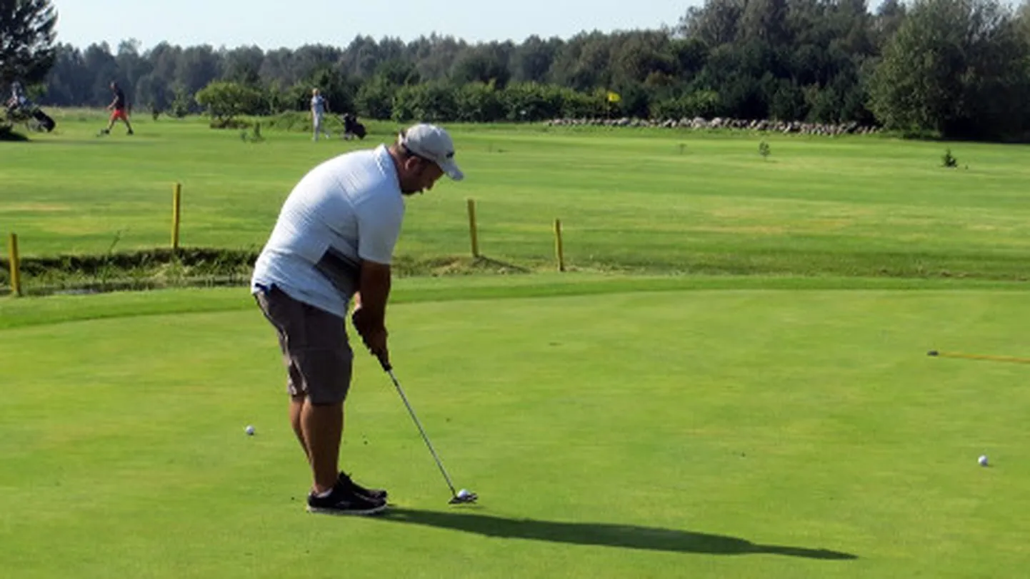 Ojasaare golfiväljak on Leaderi toetusega saanud endale teenindushoone. Nüüd saadi toetust väljakute hooldamiseks vajaliku tehnika tarbeks.