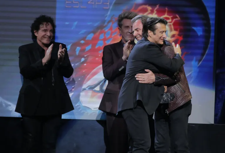 90ndate keskel tegi Steve Perry Journeyga uue albumi ning bänd pidi uhkele tuurile minema, kuid Perry haigestus ning Journey võttis uue laulja. 2017. aastal võeti bänd Rock and Roll Hall of Fame'i ning kohal oli ka Perry, kes kallistas soojalt klahvpillimängija Jonathan Caini.