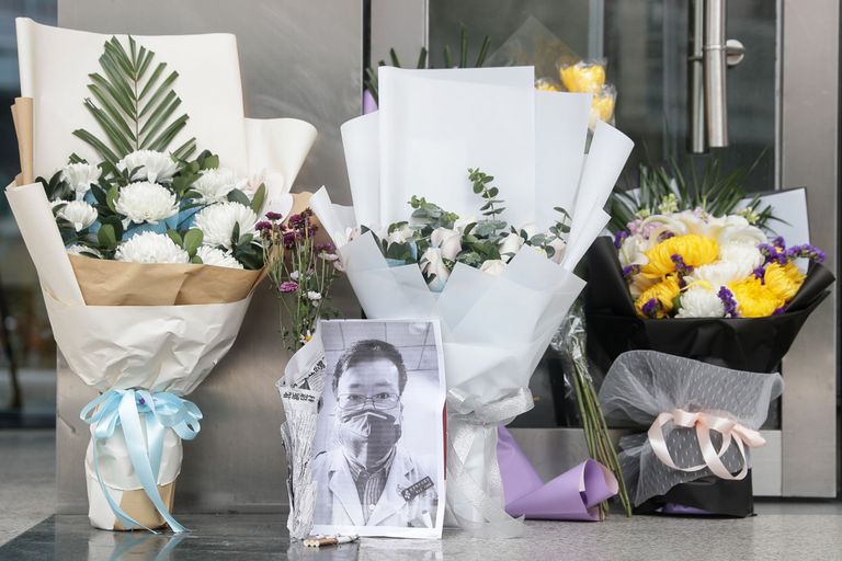 Hiina Wuhani keskhaigla töötajad mälestavad koroonaviiruse tõttu surnud arsti Li Wenliangi