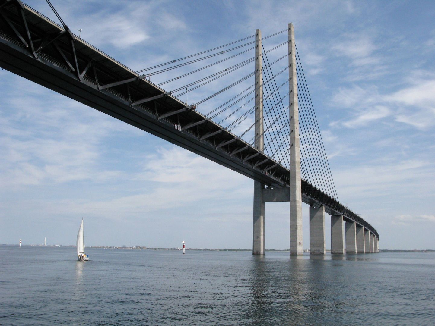 Taanit ja Rootsit ühendav Øresundi sild Taani väinades.