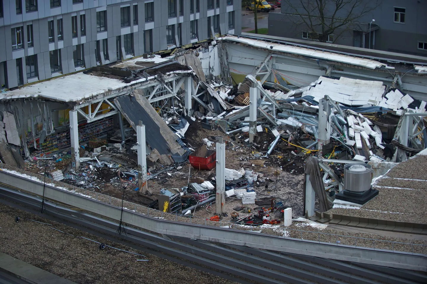 Вид на обрушившийся магазин Maxima