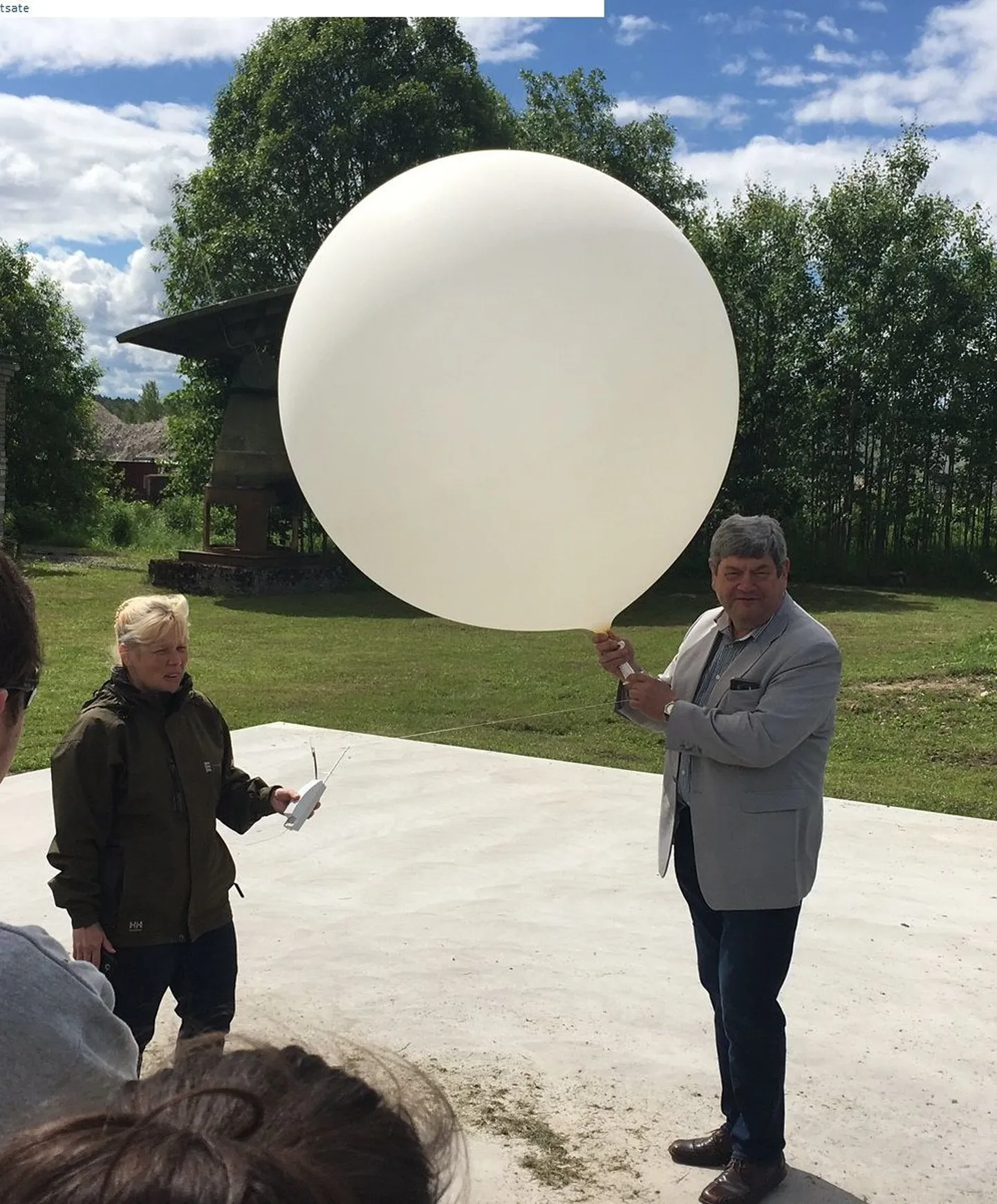 Ilmavaatluse osakonna asejuhataja Külli Loodla ning Keskkonnaministeeriumi kantsler Andres Talijärv lasevad taevalaotusesse ilmasondi. Selliseid sonde lennutatakse õhku üks ööpäevas, need tõusevad kuni 32 km kõrgusele ning edastavad umbes pooleteise tunni jooksul olulisi andmeid erinevatest sfääridest, mille andmed aitavad sünoptikutel koostada ilmaprognoose.
