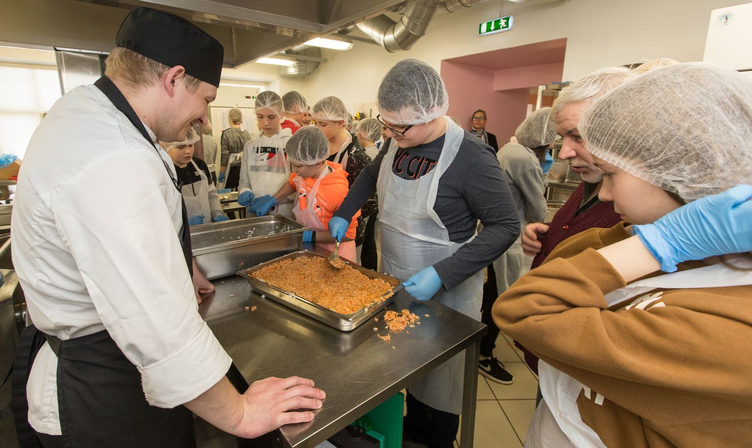 Narva Vanalinna riigikooli õpilased kehastusid neljapäeval koolikokkadeks ja üritasid säästlikult toitu valmistada.