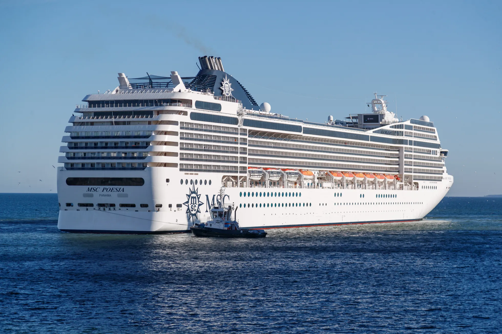 Kruiisilaevad saabumas laupäeva hommikul Tallinna Vanasadama kruiisiterminali. MSC Poesia ja Norwegian Getaway