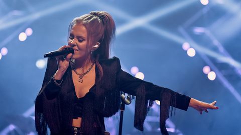 СМОТРИТЕ ⟩ Эстонская певица не постеснялась обнажить грудь перед тысячами зрителей