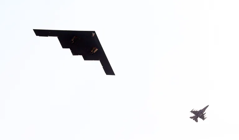 B-2 Spirit kaugpommitaja (vasakul) ja tavaline hävituslennuk