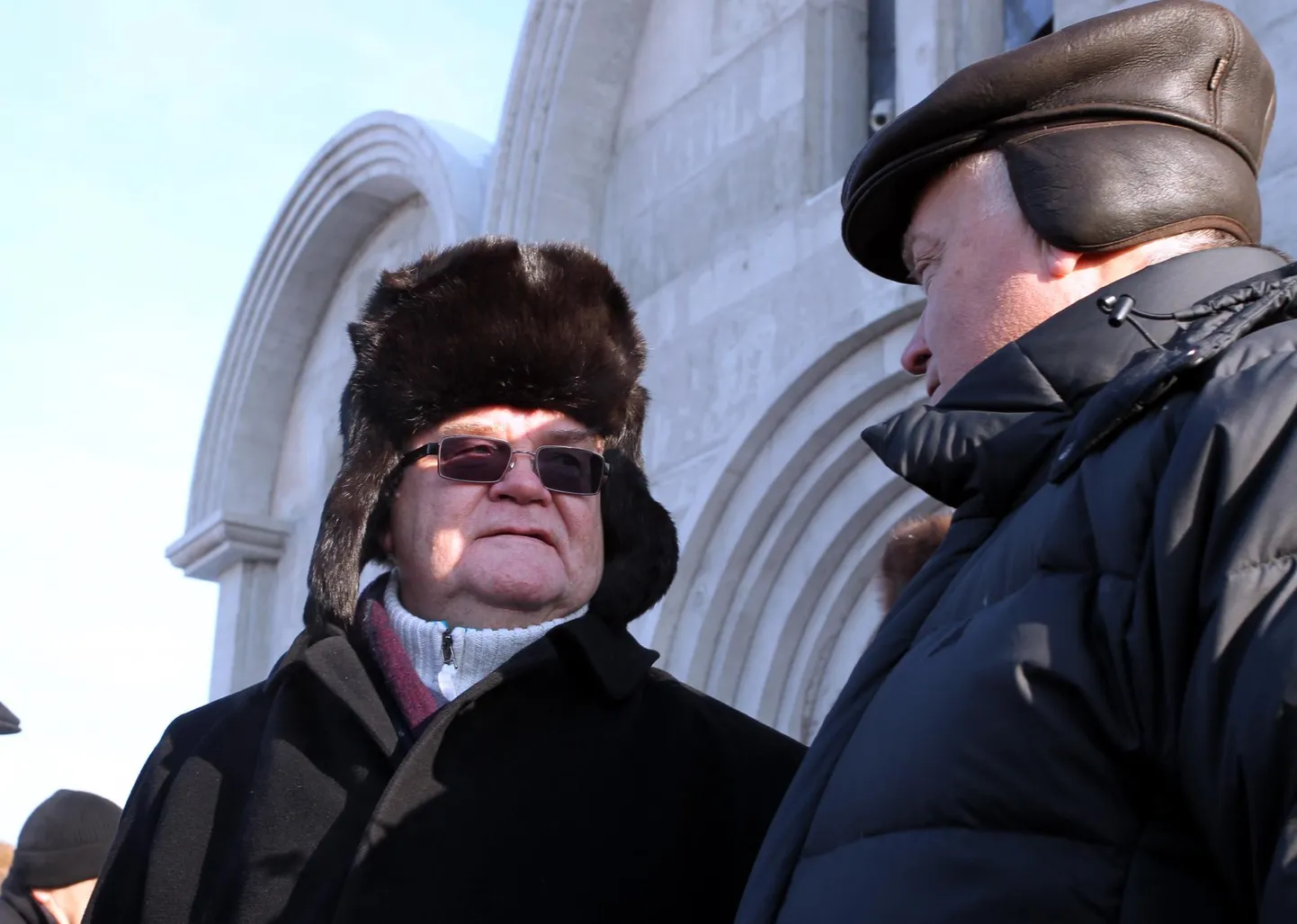 Lasnamäel asuva vene õigeusu kiriku risti paigaldamise tseremooniale saabus Moskvast Andrei Pervozvannõi fondi hoolekogu esimees Vladimir Jakunin, kellelt Savisaar küsis kaitsepolitsei andmetel Keskerakonna toetuseks raha.