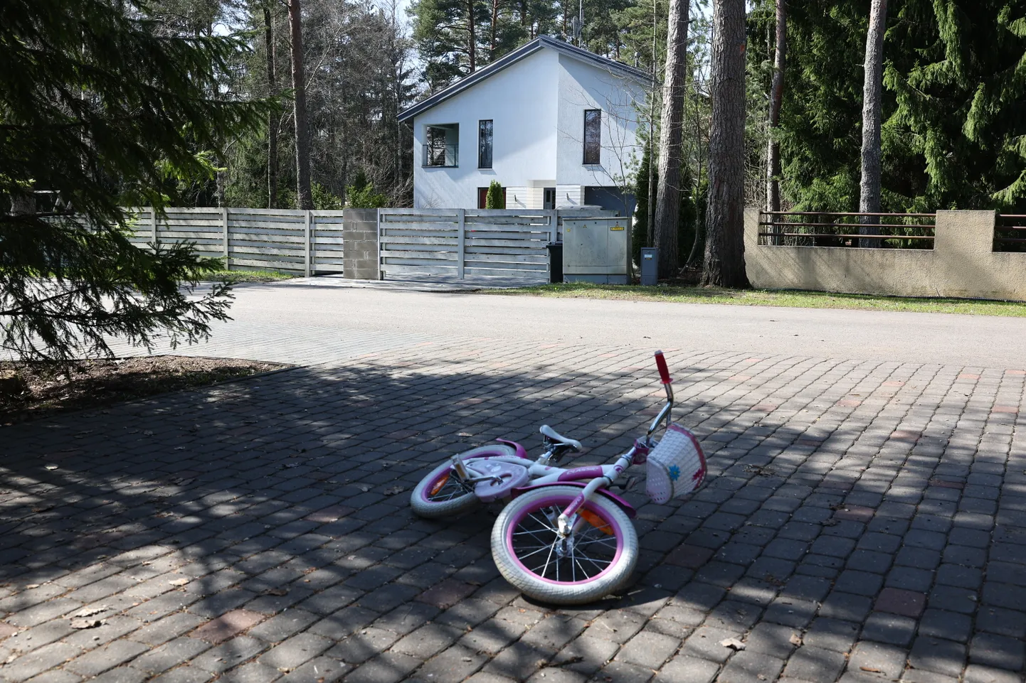 Naabrite vaheline tüli Saku vallas päädis tulistamisega. Pildil sündmuspaik.