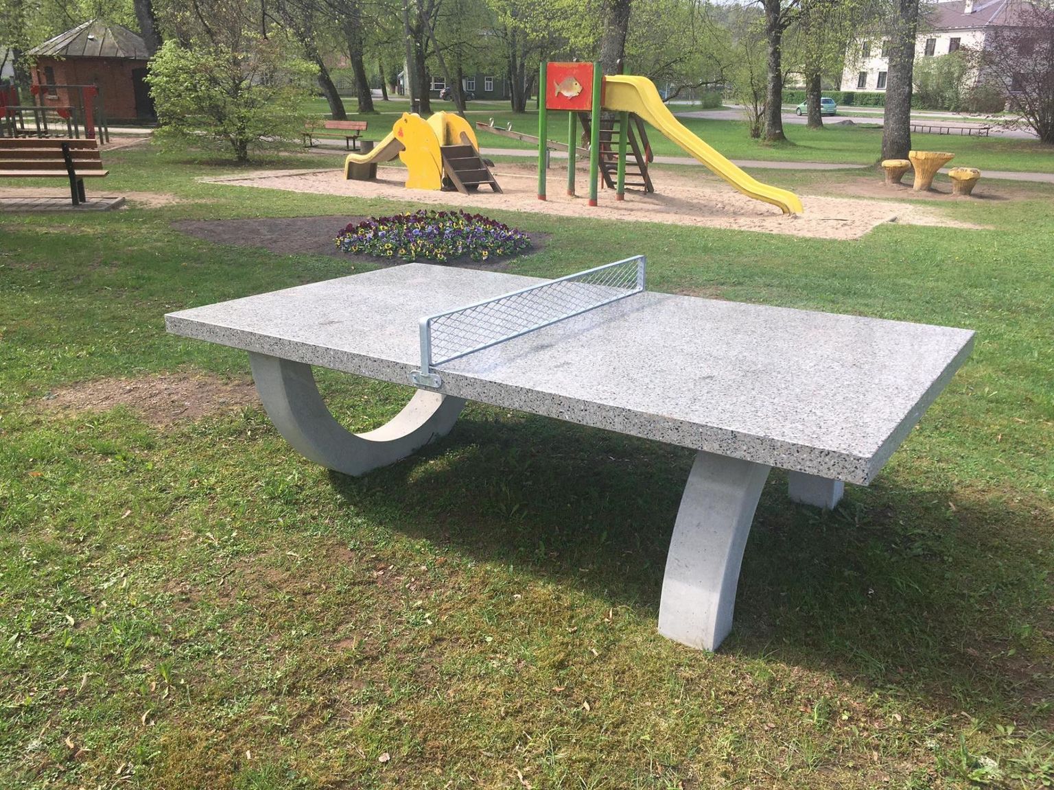 Saarde vabatahtlikud pritsimehed paigaldasid läinud nädalal koduvalla nelja suuremasse asulasse välimale- ja lauatenniselauad.