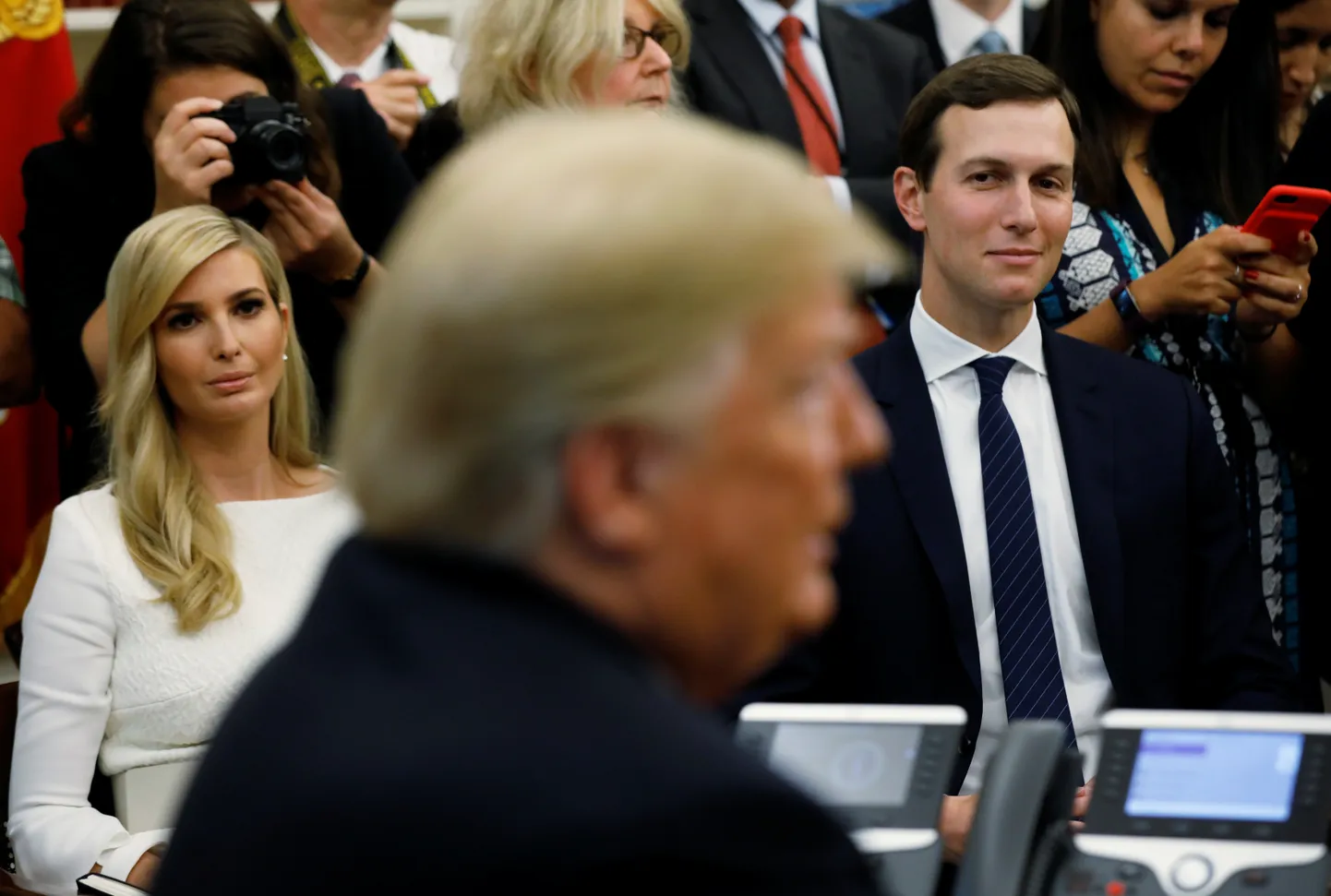 Ivanka Trump ja Jared Kushner, esiplaanil Donald Trump.