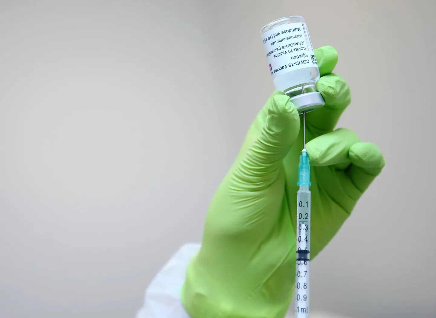 Вакцина AstraZeneca. Иллюстративное фото.
