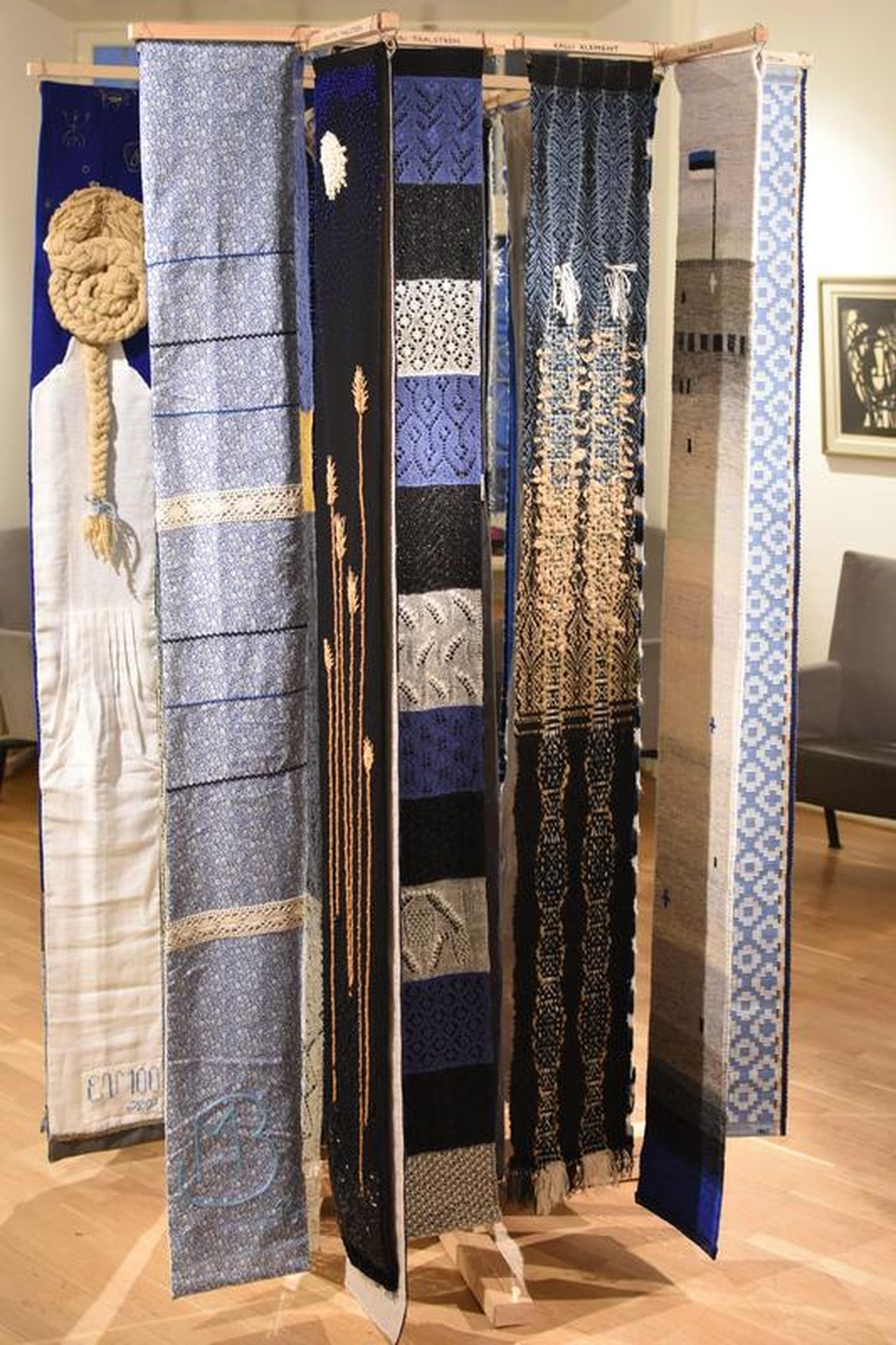 Väliseestlaste tekstiilinäituseks valmistatud töödes olid lubatud vaid sinine, valge, must, hallid toonid ja viljakollane.