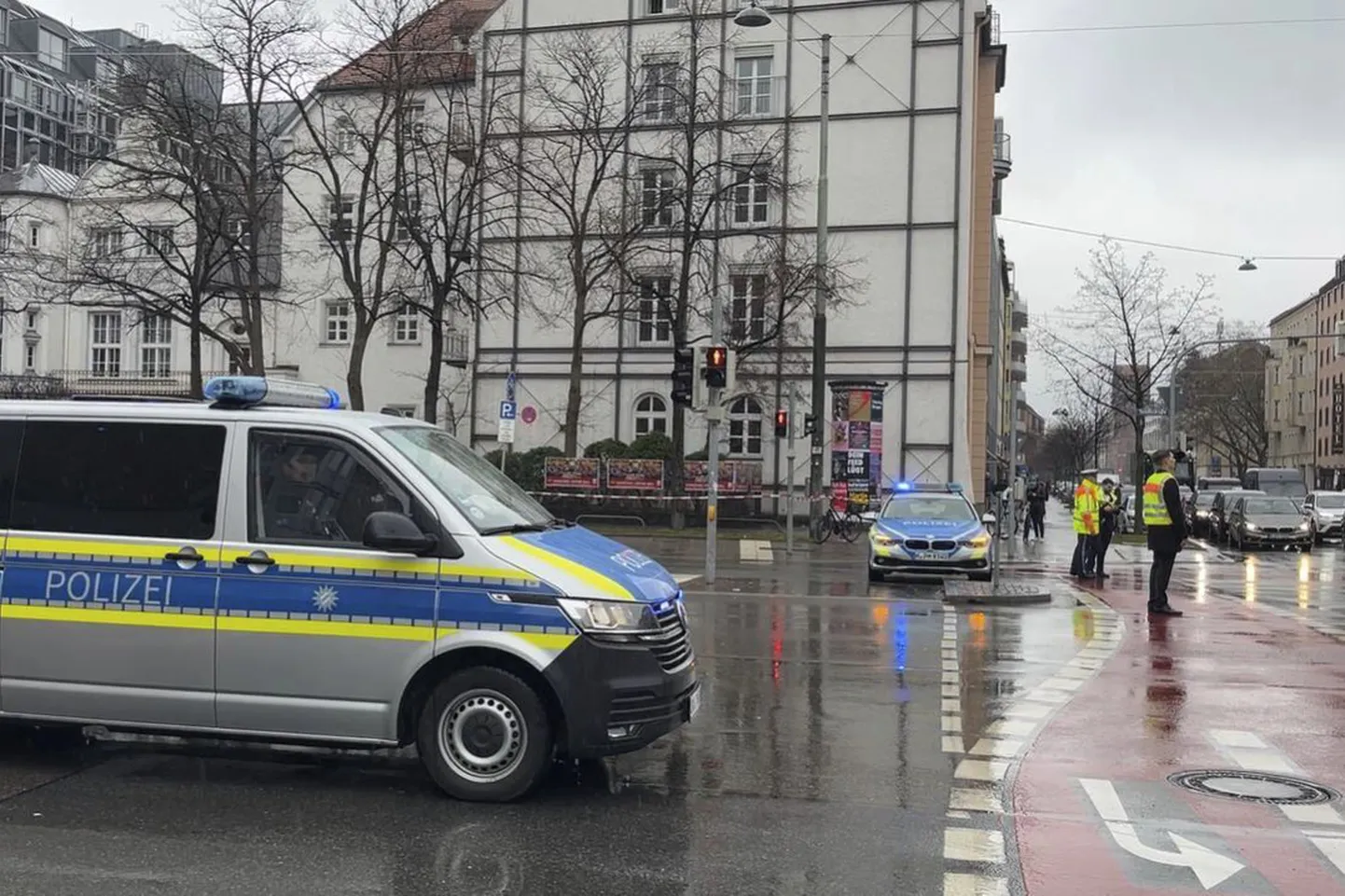 Полицейские автомобили прибыли на место происшествия после того, как водитель совершил наезд на группу людей в Мюнхене.